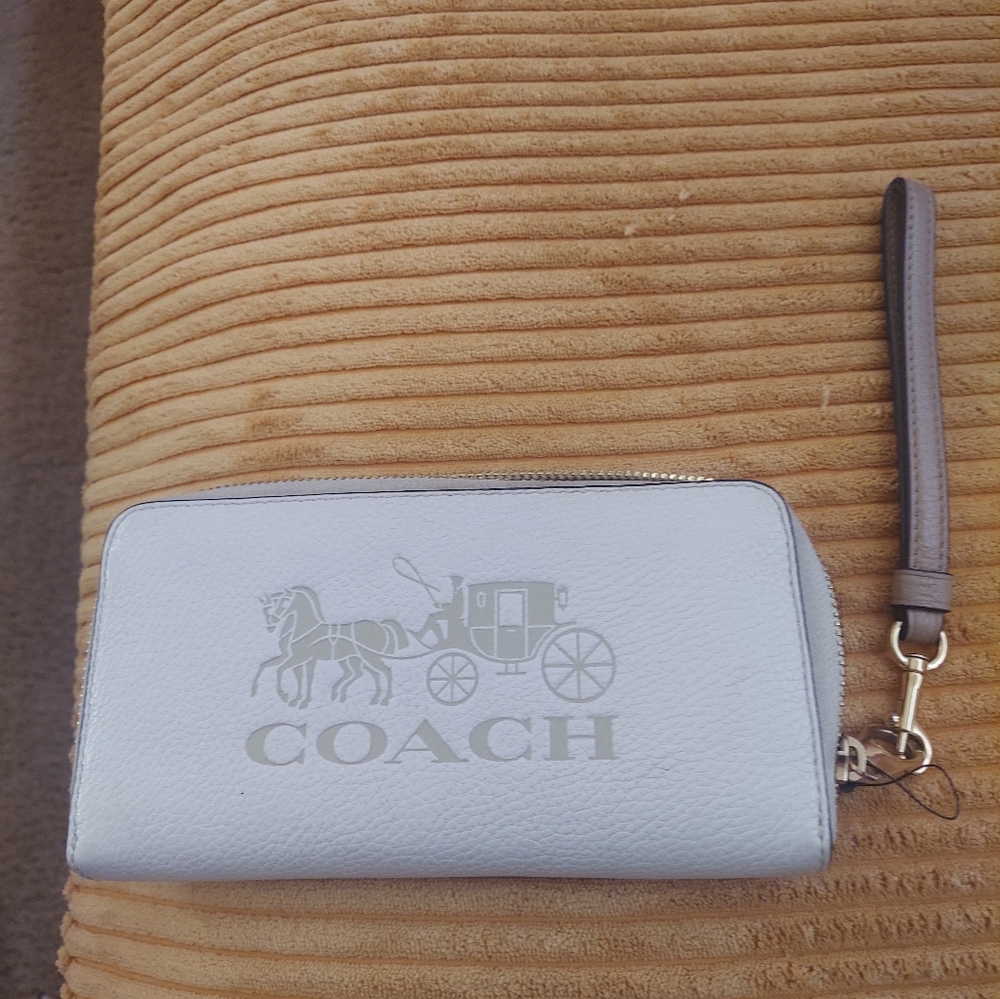 Coach 3 Pc. Horse and Carriage Cream Tote, Wallet and Large Coach Dusty - Picture 7 of 12